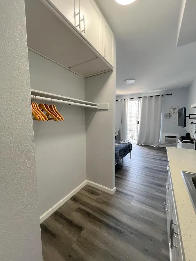 Refreshing Inn On The Park Condo 호놀룰루
