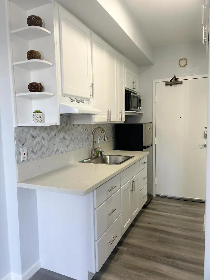 Refreshing Inn On The Park Condo Honolulu Apartment